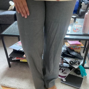 Kostymbyxor från Zara - Ett par kostymbyxor som knappt är använda från zara. De går ner till mina hälar för mig som är 1,69 och är raka i modellen. Storlek S och har en sned midja. Använd fåtal gånger, säljs då de är för små. 