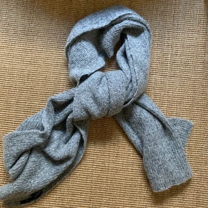 2 st halsdukar 🧣  - Två stycken jättefina halsdukar! Jag säljer dem för att dem varken passar min stil och så kan jqg tyvärr inte ha halsdukar☹️ priset kan diskuteras men jag tänker 2 för 90 eller 60kr/st❤️