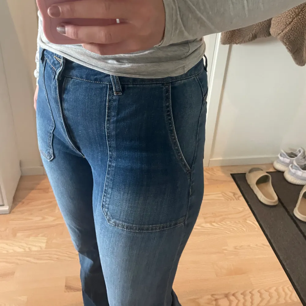 Sköna jeans med snygga fickor 🥳. Jeans & Byxor.