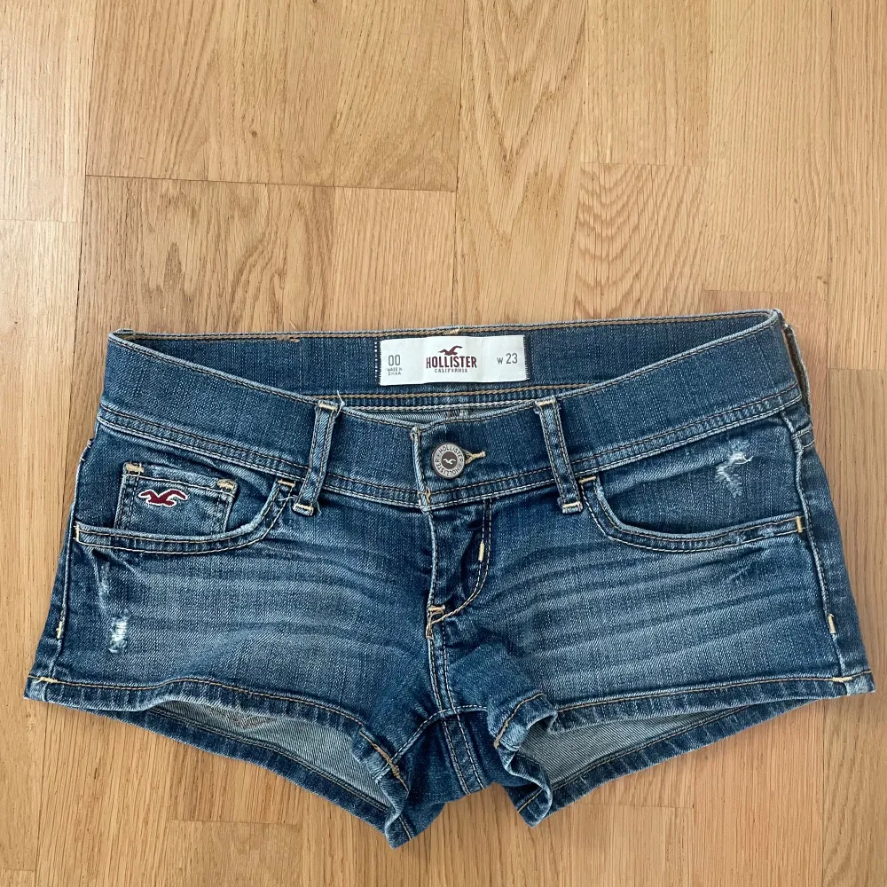 Finaste lågmidjade jeansshortsen från hollister! Perfekta nu till sommaren💕. Shorts.