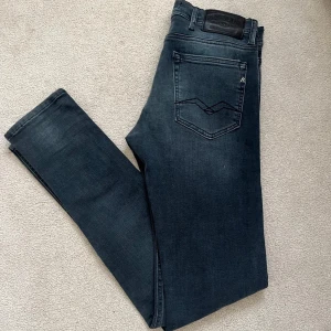 Replay Jeans  - Säljer nu mina Replay Jeans. Nästintil oanvända men en skön färg. Storleken är 29/32 