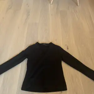 Superfin svart långärmad v-ringad tröja från stockh lm i storlek S. Superfint skick