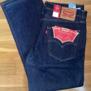 Levis 511 slim jeans, helt nya! Kapade så längden stämmer inte. De är W36 L30-32 kan mätas. Upplagda hos levis butiken. Självklart äkta 