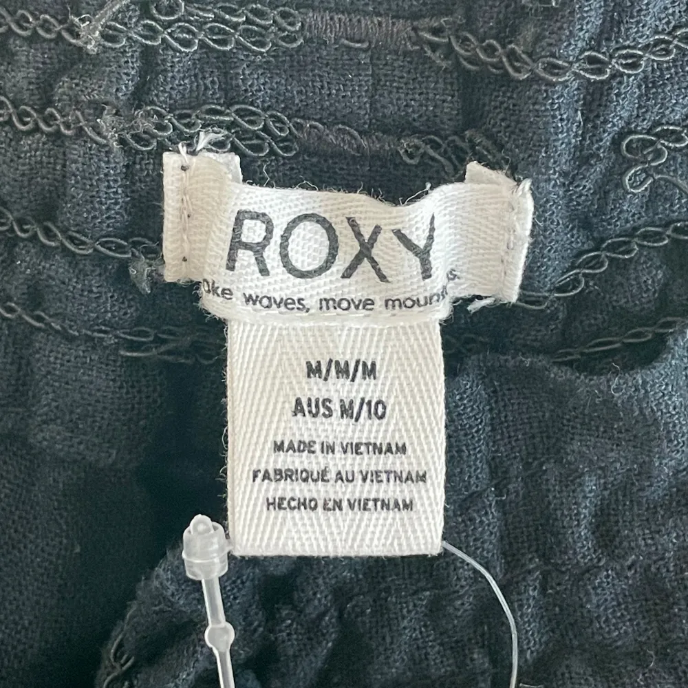 Helt nya oanvända roxy byxor i storlek M med lapp på!🖤Köptes för längesen och glömde att lämna tillbaka de! . Jeans & Byxor.