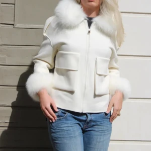 Stephanie coat  - En kort ullkappa med äkta avtagbar päls, den är helt ny och oanvänd lappen sitter kvar på den. Storlek M men passar även S. Ord pris; 2499kr