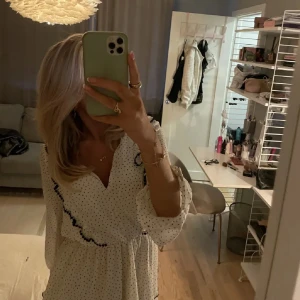 Zara klänning - Super snygg klänning från Zara perfekt t sommaren! Aldrig använd & prislappen finns kvar!💗