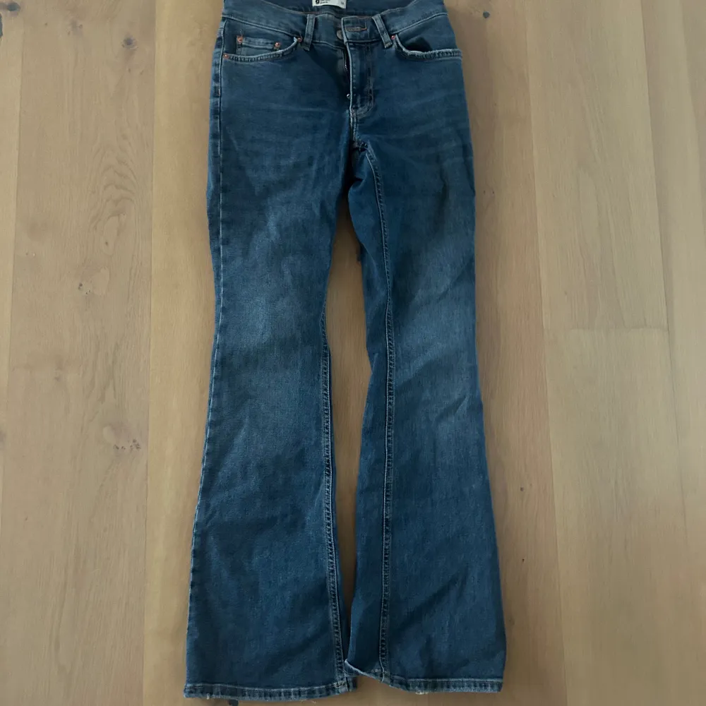 Snygga low waisted utsvängda byxor från Gina Tricot!!! Jätte sköna och stretchigt material 💞💞. Jeans & Byxor.