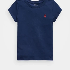 POLO RAULPH LAUREN TRÖJA - Såå fin polo t - shirt, andvönd ett fåtalgånger men inga defekter! Suuuuper fin! Är inte helt säker på om jag vill sälja, kan annars byta mot något annat, (helst från samma märke!)❤️❤️❤️❤️❤️😍❤️‍🔥💕💋😻😇