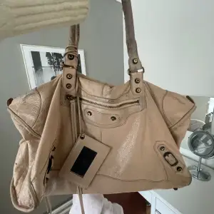 Världens finaste ljusrosa balenciaga city bag, köpt på Vestiaire så garanterad äkthet, e-kvitto skickas vid intresse, har små slitningar här och var men inget större förutom baksidan (se bild)❤️öppen för byten 