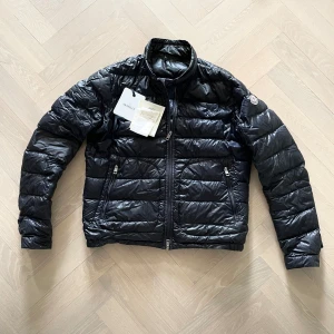 Moncler Acorus Jacka - Intressekoll på min riktigt feta Moncler Acorus jacka, perfekt nu till vår/sommar. Jackan är i storlek (2) vilket motsvarar S-M. Självklart äkta, kvitto och tags medföljer vid köp. Nypris på denna ligger på 12000, mitt pris är 5000. Pris kan diskuteras vid snabb affär mvh Jonathan. 