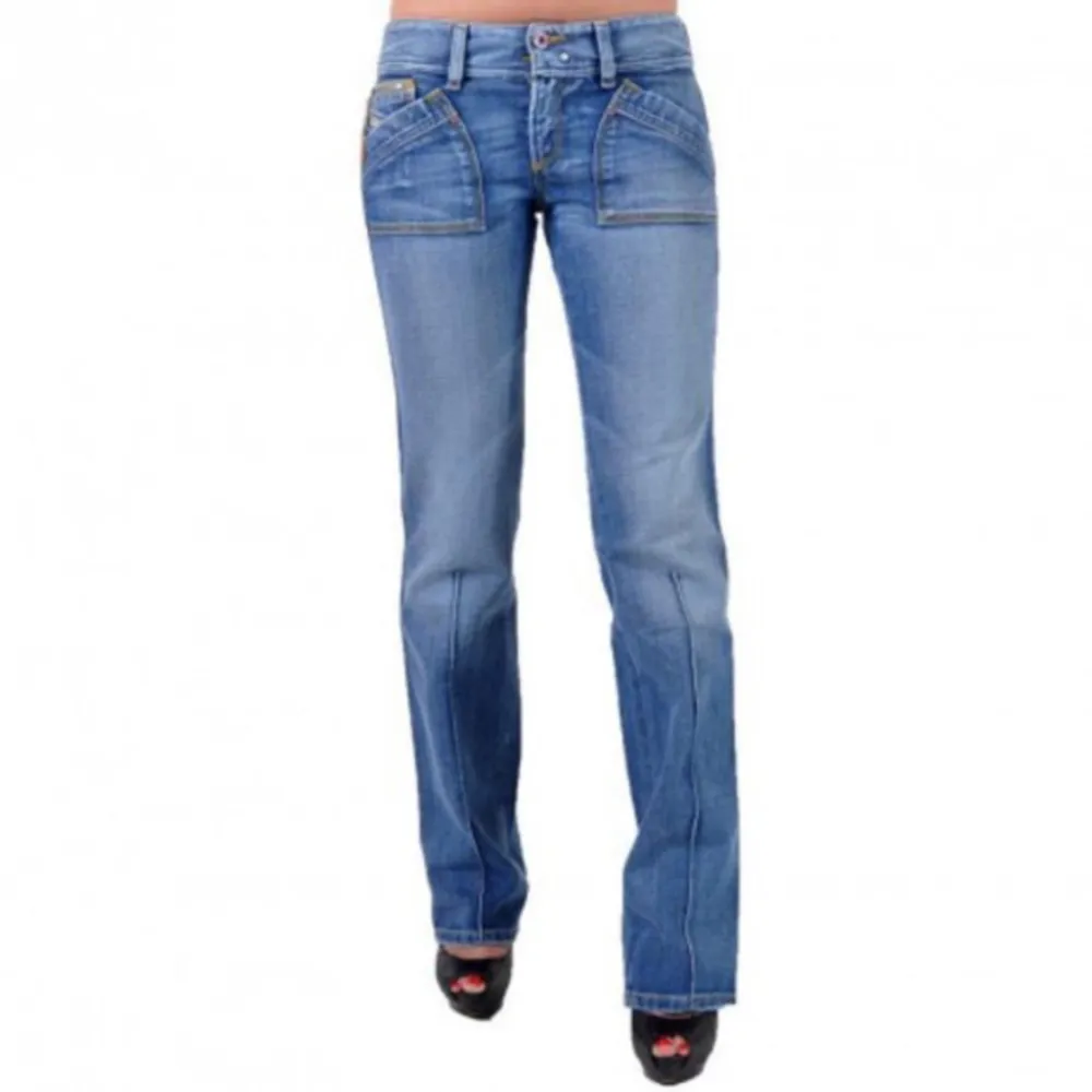 Diesel jeans som är nya & aldrig använda med lapp. Sjukt snygga men tyvärr små för mig. Mått i cm: midja rakt över 34 utan stretch, höft 44, midjehöjd 20, lår ca 23, innerben 90, ytterben 106,5, benöppning 18,5 . Jeans & Byxor.