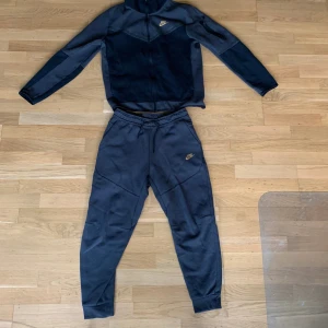 Nike tech set - Storlek M på alla, 1 set för 600 och alla för 2000, använda 3 gånger och är i ett väldigt fint skick köpta på jd 