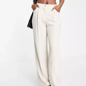 Ljusbeige byxor med vida ben linnematerial - Byxor strl 36 säljer köpt för 409 kr säljer för 200kr 