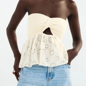 Zara topp - Säljer denna topp från zara som är i toppskick. Toppen är i storlek xs