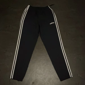 Adidas byxor - Ett par snygga adidas byxor som ej kommit till användning❤️