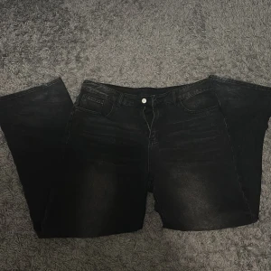baggy jeans - fett banger baggy jeans ja brukade använde, har bytt stil så säljer alla mina ”emo” kläder Finns liknade plagg i min profil 🫶🏻