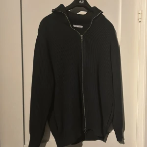 Zara tröja - Tja, säljer min zara zip tröja då jag växt ut den. Skick 9/10 bara använd ett fåtal gngr. Intreserad? Skriv gärna dm👍🤙🍾