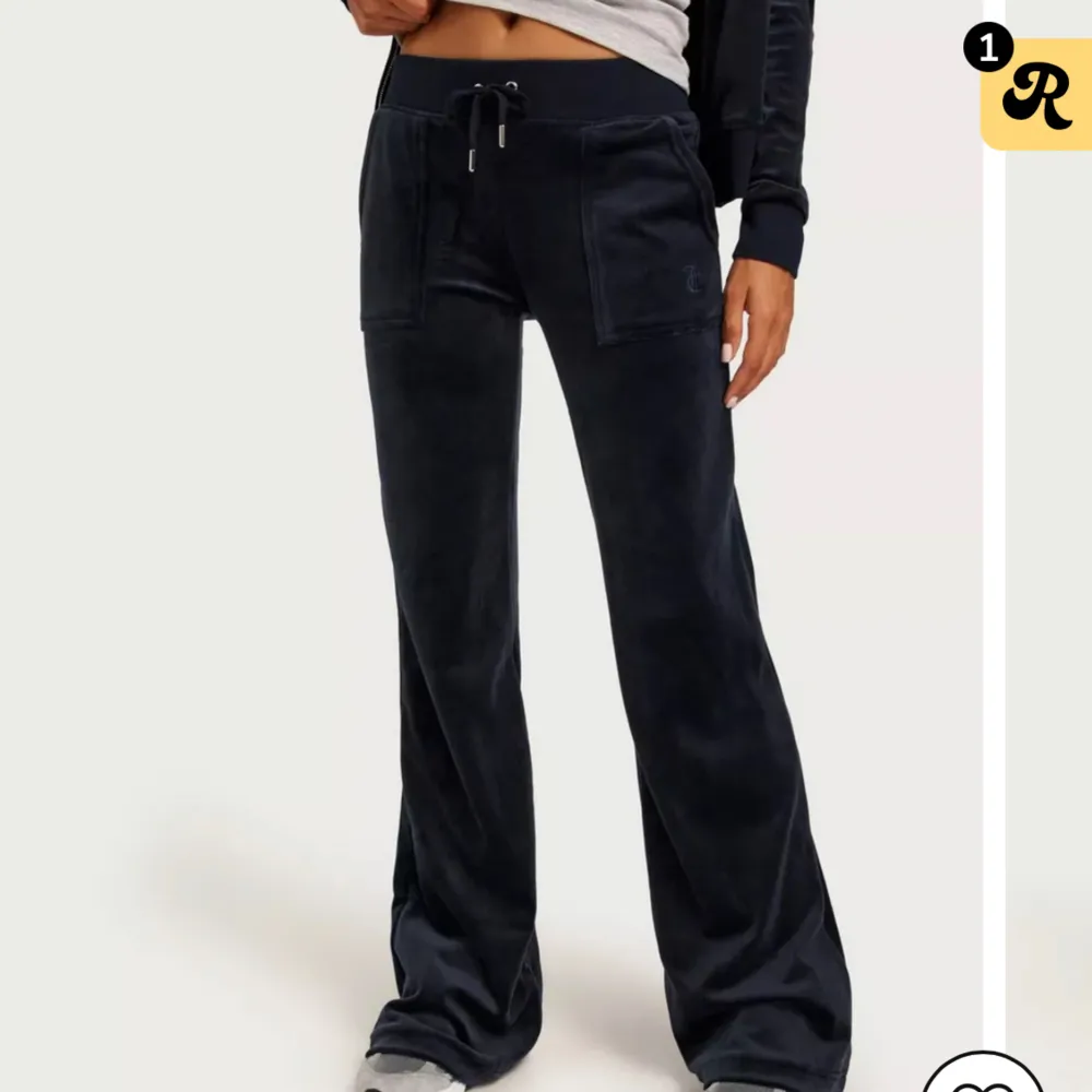 Färgen är night sky i storlek M. Säljer dessa byxor på grund av att jag inte får användning av dem 😊 Köpta för 1199kr säljer för 550kr. Skulle kunna tänka mig att sänka priset. Väl omhändertagna💕jag är 176 för referens med längd . Jeans & Byxor.