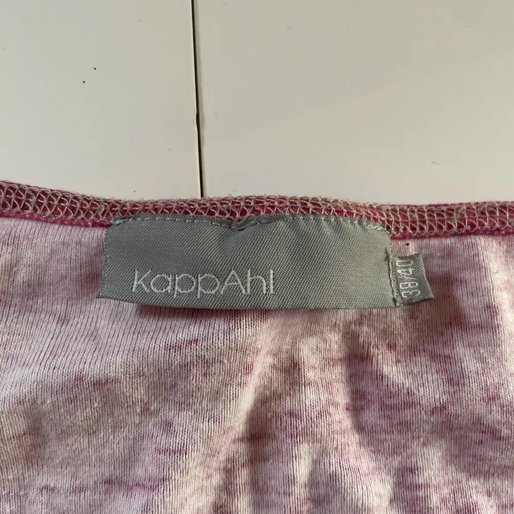 Säljer den här jätte fina tröjan från kappahl som jag köpte för längesedan secondhand. Ganska unik design, skulle tro att det är storlek s-m. 💕💕. Puserot.