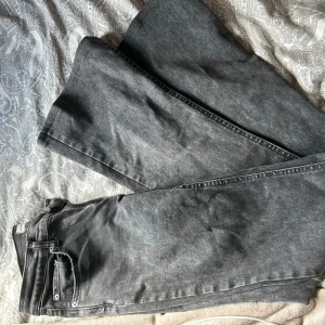 Jeans  - Storlek 38 andvänd en gång då de blev fel storlek. Jättefina och sköna jeans.