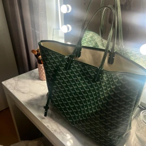 Goyard väska 🥰 - Säljer denna fina Goyard inseperande väskan ❤️ använd men är i ny skick. Köptes för över 1500kr i Frankrike men säljer den för runt 1000kr