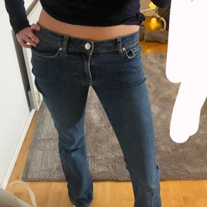 Low waist jeans - Så snygga lågmidjade byxor från bikbok. Bra skick, knappt använda💕