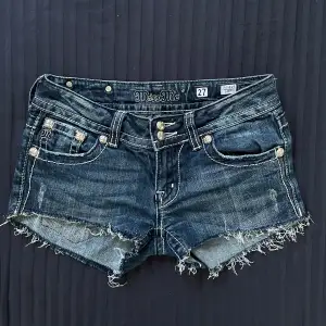 Midjemått: 37cm Omgjorda från jeans till shorts av mig🫶 Tyvärr blivit för små för mig så kan ej ta bild med de på❤️