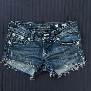 Miss me shorts - Midjemått: 37cm Omgjorda från jeans till shorts av mig🫶 Tyvärr blivit för små för mig så kan ej ta bild med de på❤️