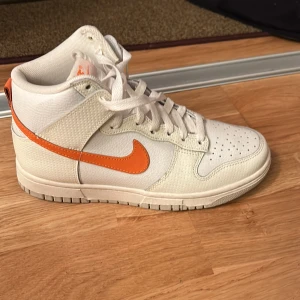 Nike Dunk High i storlek 37,5  - Säljer mina Nike dunk high skor i storlek 37,5. Använda ett fåtal gånger, så i princip i nyskick. 