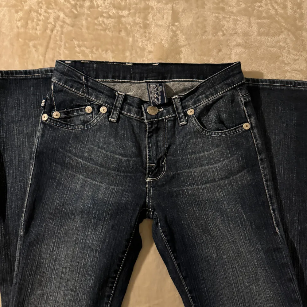 Superfina Victoria Beckham jeans i nyskick! Passar lägmidjat och bootcut. Kan skicka fler bilder och även mått! Kolla gärna min profil da jag lägger upp mycket liknande 💛. Jeans & Byxor.
