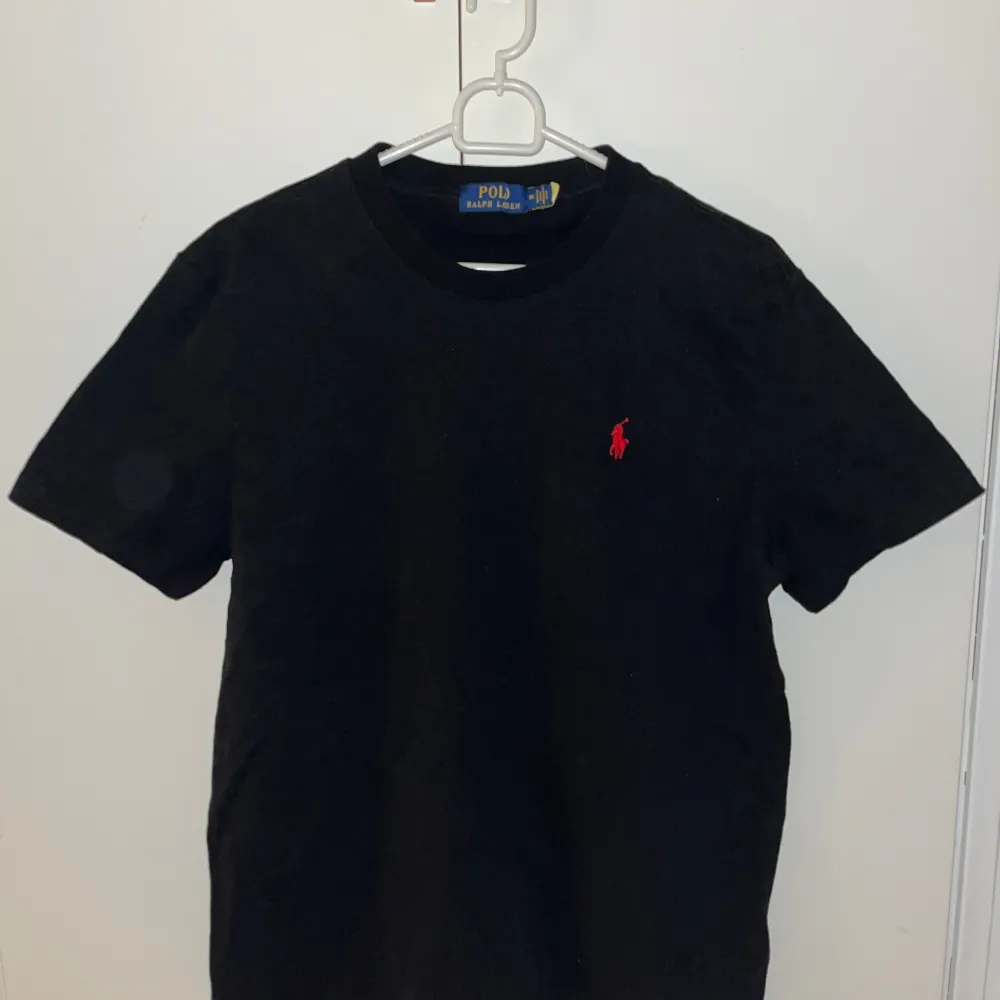 Hej! Jag säljer nu en Polo Ralph Lauren T-Shirt i färgen svart, som är endast använd 1 gång  För fler bilder/frågor, så skriv!😊. T-shirts.