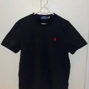 Hej! Jag säljer nu en Polo Ralph Lauren T-Shirt i färgen svart, som är endast använd 1 gång  För fler bilder/frågor, så skriv!😊