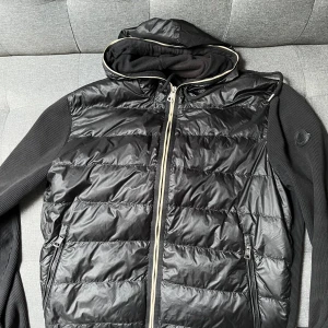 Moncler Cardigan - Äkta! Storlek XL men passar bra ner till M Cond 7/10 