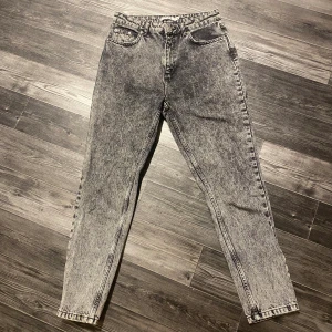 Na-kd jeans  - Jeans som är hur fina som helst men tyvärr inte passar mig längre, använda hyfsat mycket men de är fortfarande i bra skick