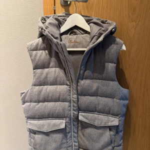 Stenströms väst - Sjukt snygg väst från Stenströms, ord pris runt 4000kr. Säljer för att jag inte använder den.  Skick typ 8.5/10. Som ny, jätteliten fläck på en av fickorna (syns knappt). 