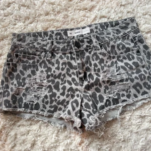 Leopard jeansshorts  - Så snygga lågmidjade leopard jeans shorts, enligt lappen 34 men de sitter som en 36, för referens för stora för mig med 34. Midjemått:37 vill du köpa trycker du på köp nu, jag postar inom 24h