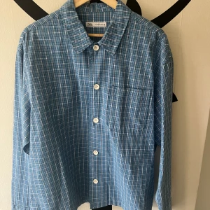 Blå rutig overshirt ZARA - Blå rutig overshirt från ZARA Storlek Xl men passar M/L