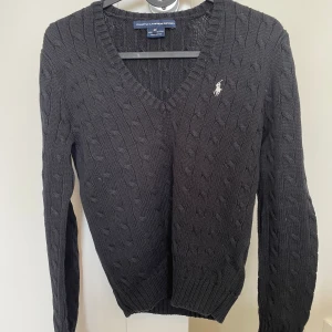 Ralph Lauren Sport tröja  - Ralph Lauren Sport stickad tröja. Färg: svart med vit polohäst. Storlek M. Mycket litet använd. 