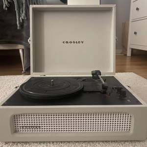 Säljer min vinylspelare som jag haft i cirka 6 månader.  Har inte använt den alls mycket men den kan vara lite bökig att starta men den funkar helt utmärkt 💘