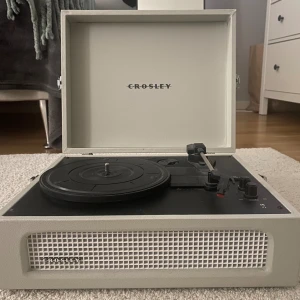 Vinylspelare - Säljer min vinylspelare som jag haft i cirka 6 månader.  Har inte använt den alls mycket men den kan vara lite bökig att starta men den funkar helt utmärkt 💘