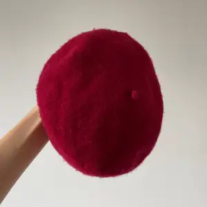 Röd basker mössa köpt i Japan! Använt men bra skick 👍🏽 Hör av dig om du är intresserad 🩷