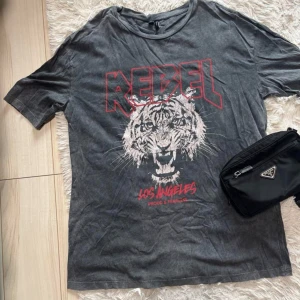 VERO MODA OVERSIZED T-SHIRT - Washed grå t-shirt.  Endast använd ett fåtal gånger  överdimensionerad passform  M   Bomull:  100 %