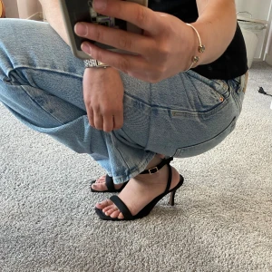 Svarta klackar  - Såå snygga klackar från asos! Passar perfa till balen! Råkade köpa två par så säljer ett, aldrig använda!🥰 klacken är ca 8 cm