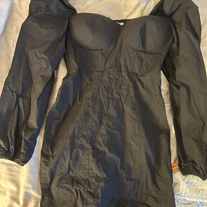 Svart klänning med kupor - Svart klänning med kupor från Nelly. Använd en gång så i fint skick.