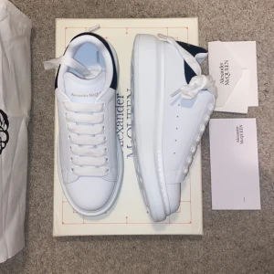 Alexander McQUEENs - Helt nya och äkta, köpt från amazon. Lådan, skosnöre, legitcheckkort samt annat följer med🙌 Köpta för 5095kr! Skorna passa ej! Står strl 40 men passar 41 mycket bättre!