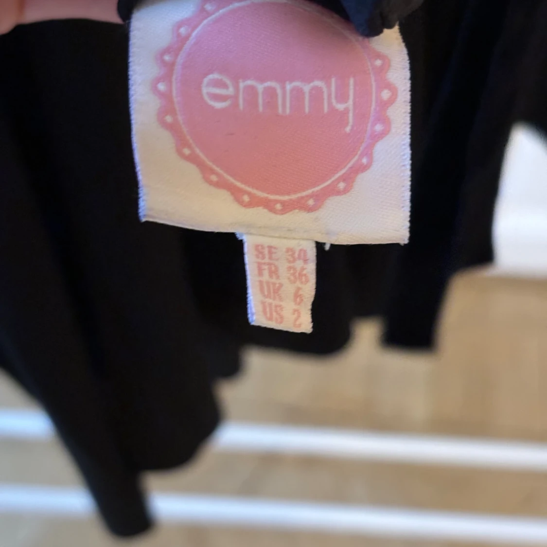 Ärmlös svart klänning, Emmy design  - 91