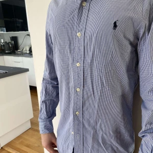 Polo Skjorta! - Tja! Säljer denna super snygga polo skjortan som är i bra skick nästan aldrig använd. Priset går att diskutera vis snabb förhandling. Skriv om du har någon fråga. Gå in på min profil för att hitta andra kläder och skor i andra färger och storlekar!