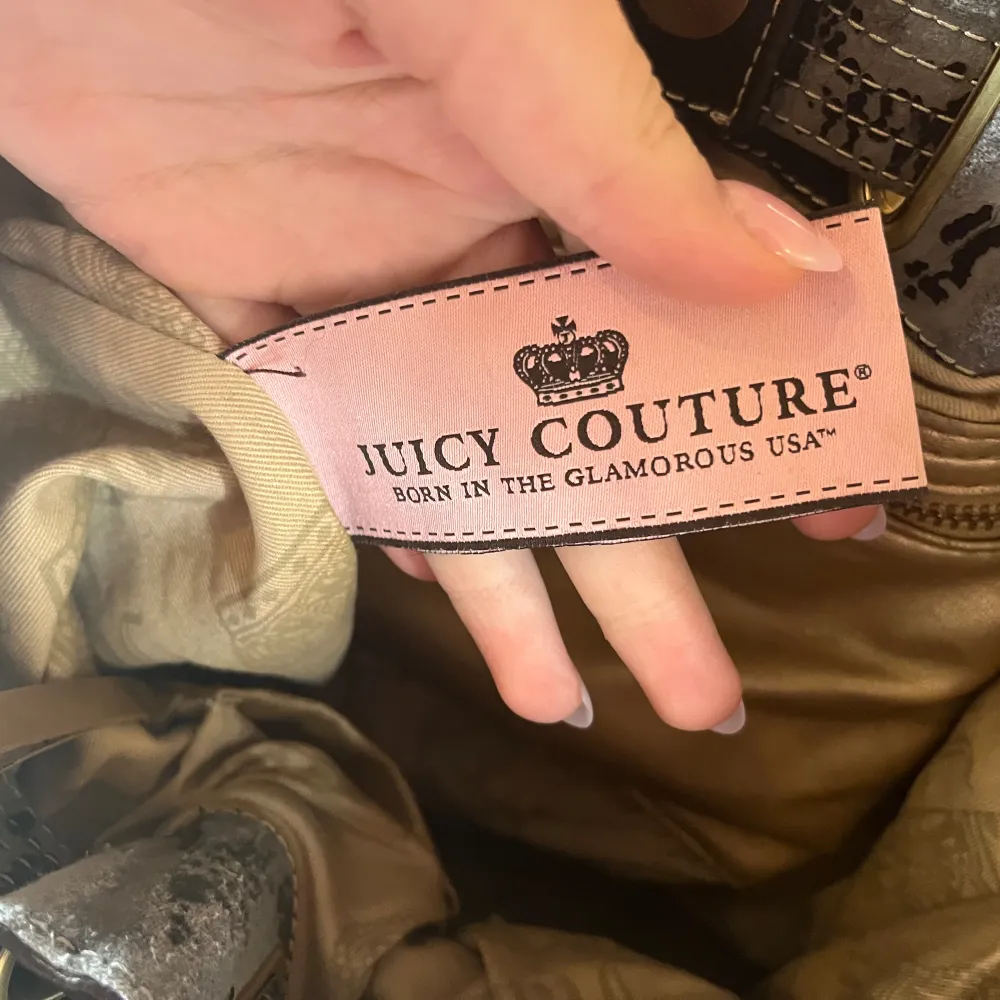 Säljer min superfina, självklart äkta Juicy Couture väska🩷 den är väl använd men fortfarande superfin! Man får precis plats med en dator i väskan🤍 kan gärna skicka mer bilder på väskan! Det är bara att fråga. Väskor.