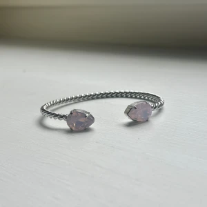 Caroline Svedbom armband  - Armband från Caroline Svedbom, knappt använt så säljes i nyskick med ask. Denna sten säljs inte längre på hemsidan.  Nypris 795kr