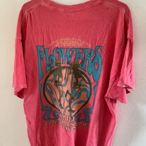 Rosa t-shirt med tryck från Urban Outfitters - Oversized rosa t-shirt med tryck från Urban Outfitters, unisex (egentligen från herr avdelningen).